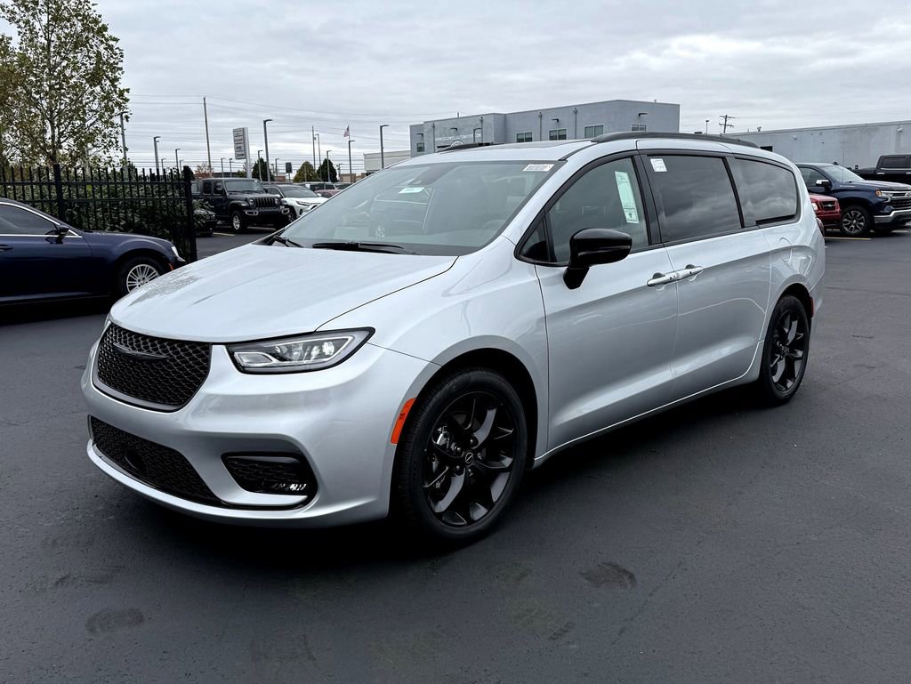 New 2026 Chrysler Pacifica Limited w/ Uconnect Theater Family Group image 3