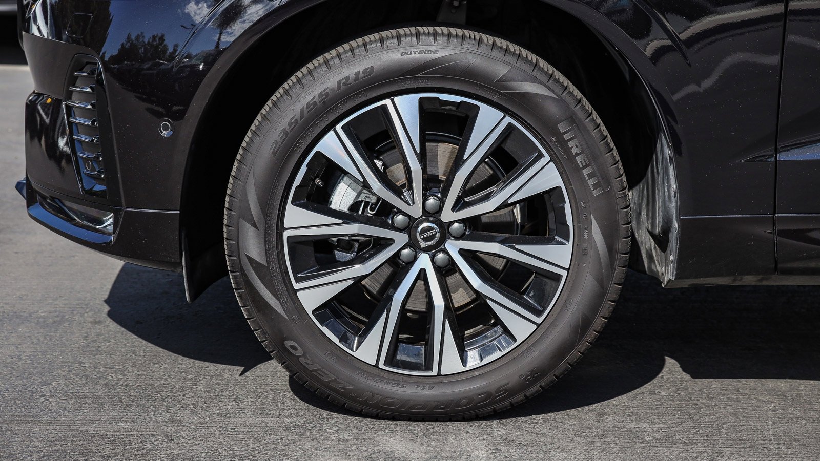 Used 2025 Volvo XC60 B5 Plus w/ Climate Package image 6