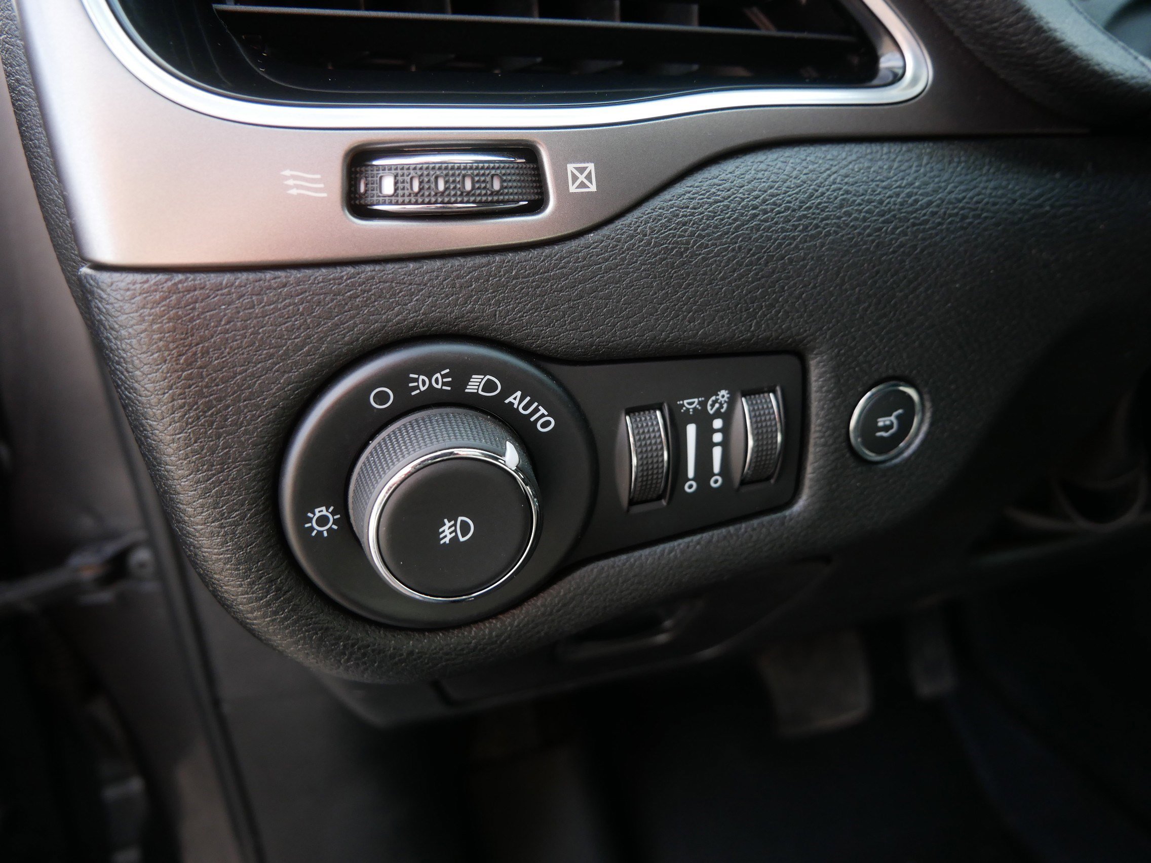 Used 2022 Jeep Cherokee Limited image 26