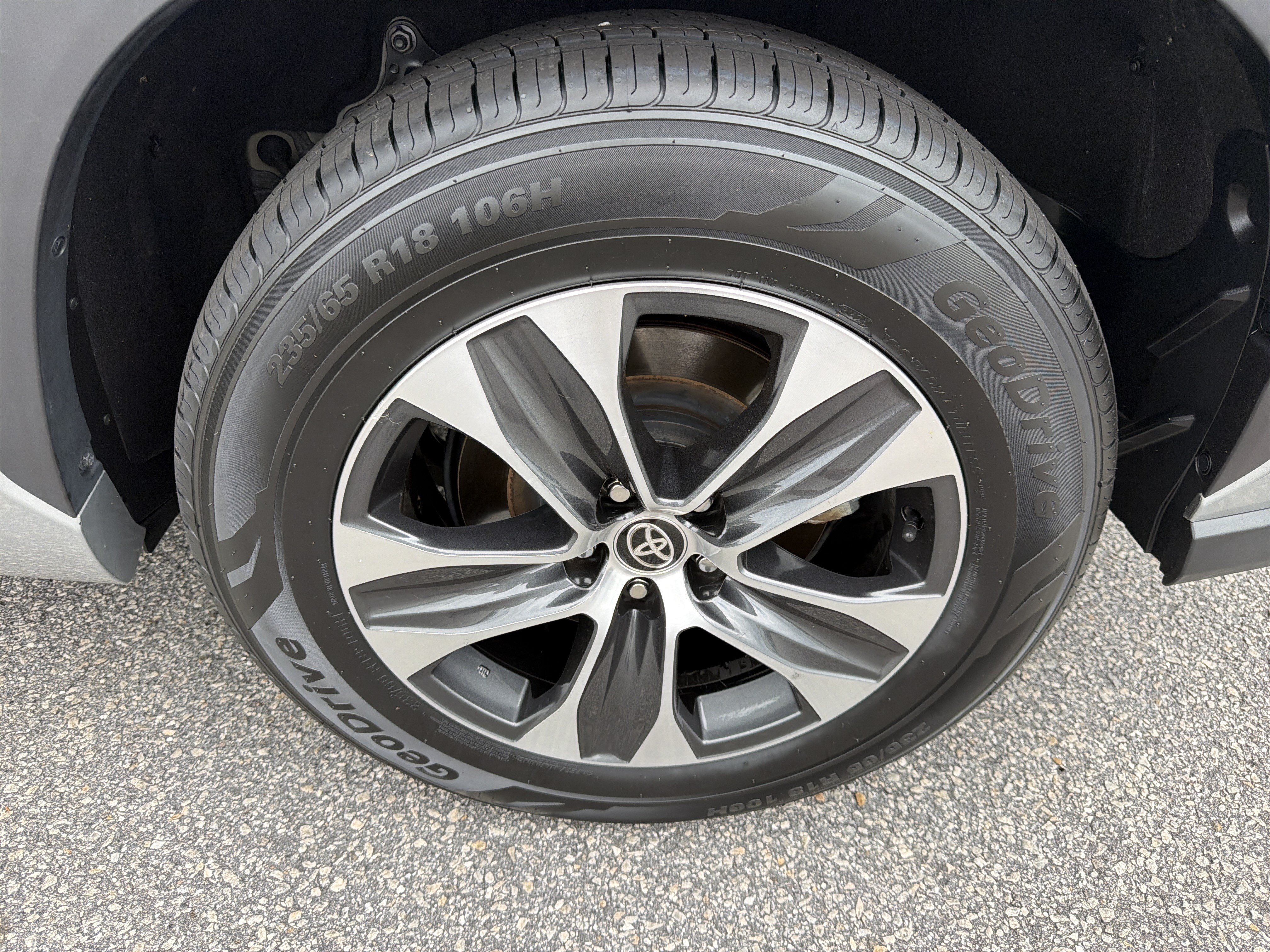 Certified 2025 Toyota Highlander XLE FWD image 29