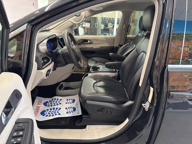 Used 2023 Chrysler Pacifica Touring-L FWD image 23