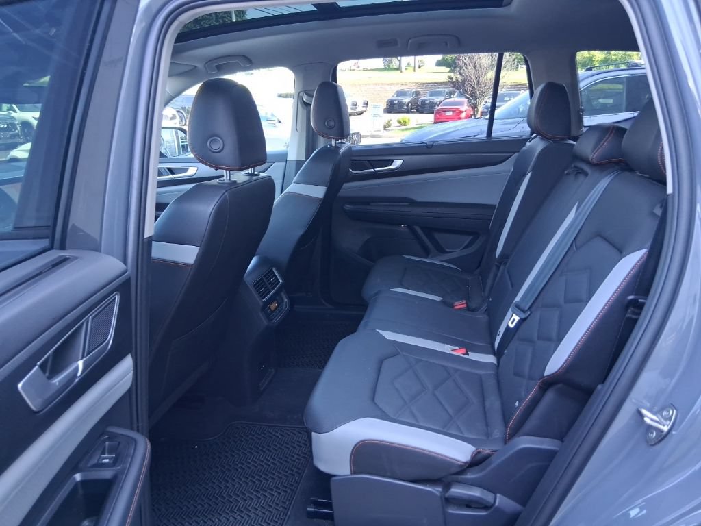 Used 2025 Volkswagen Atlas Peak Edition SE AWD/4WD image 30