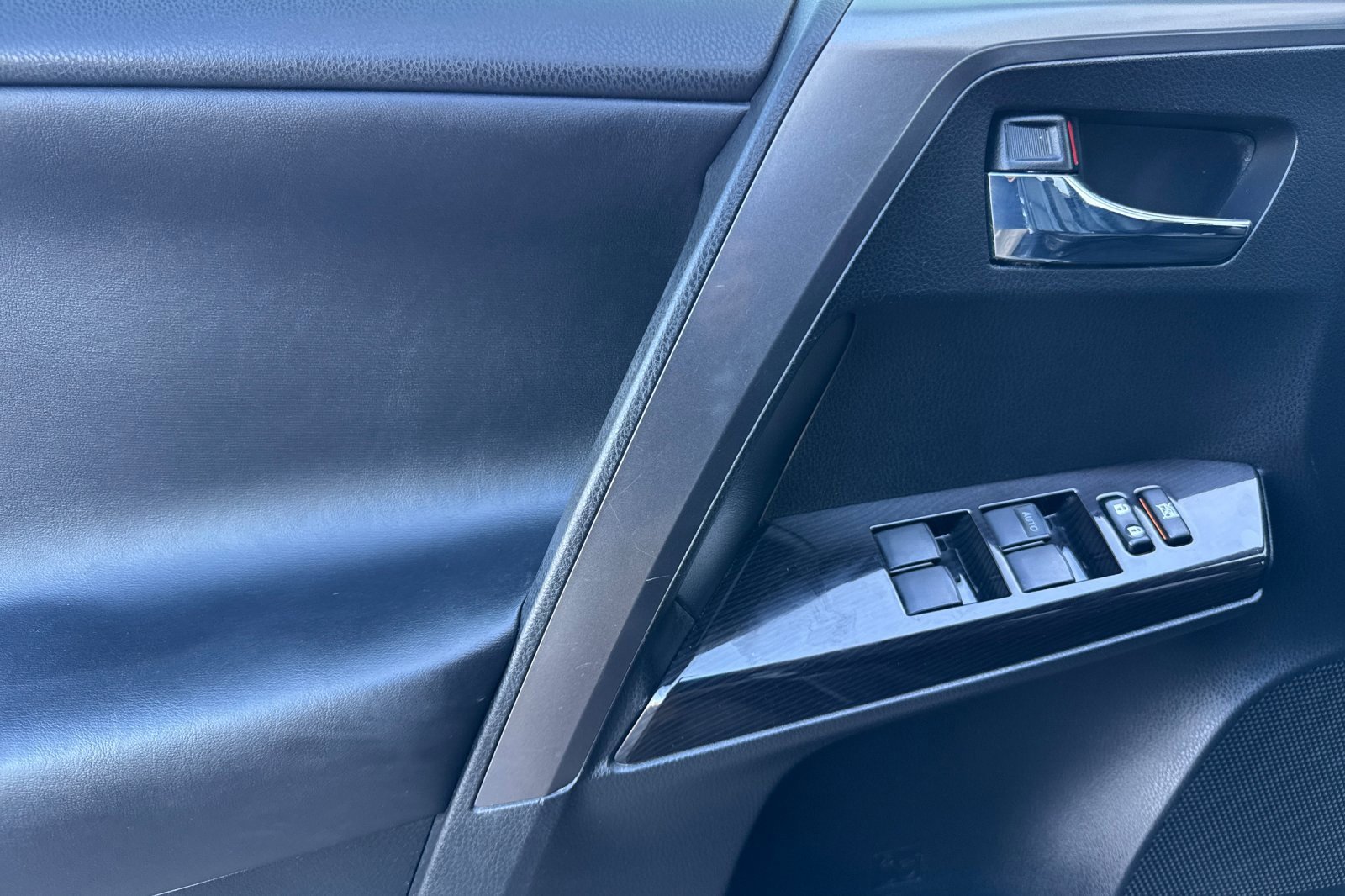 Used 2016 Toyota RAV4 SE image 11