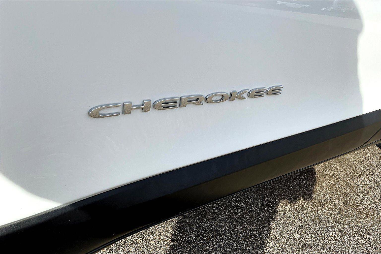 Used 2022 Jeep Cherokee Limited image 18