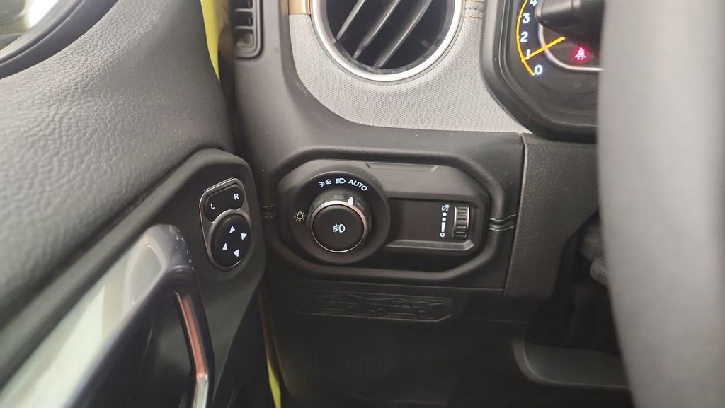 Used 2024 Jeep Wrangler Unlimited Sahara AWD/4WD image 21