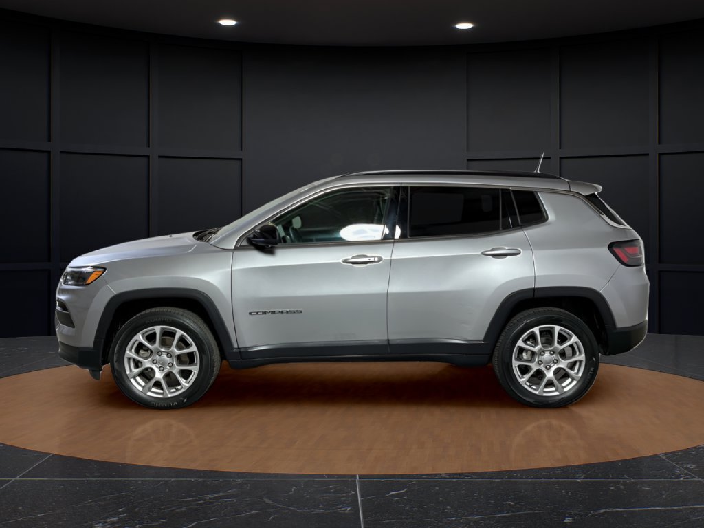 Certified 2022 Jeep Compass Latitude w/ Sun and Sound Group AWD/4WD image 2