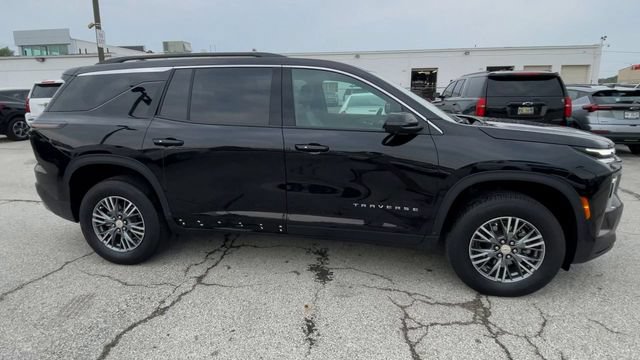Used 2025 Chevrolet Traverse LT w/ Driver Confidence Package FWD image 3
