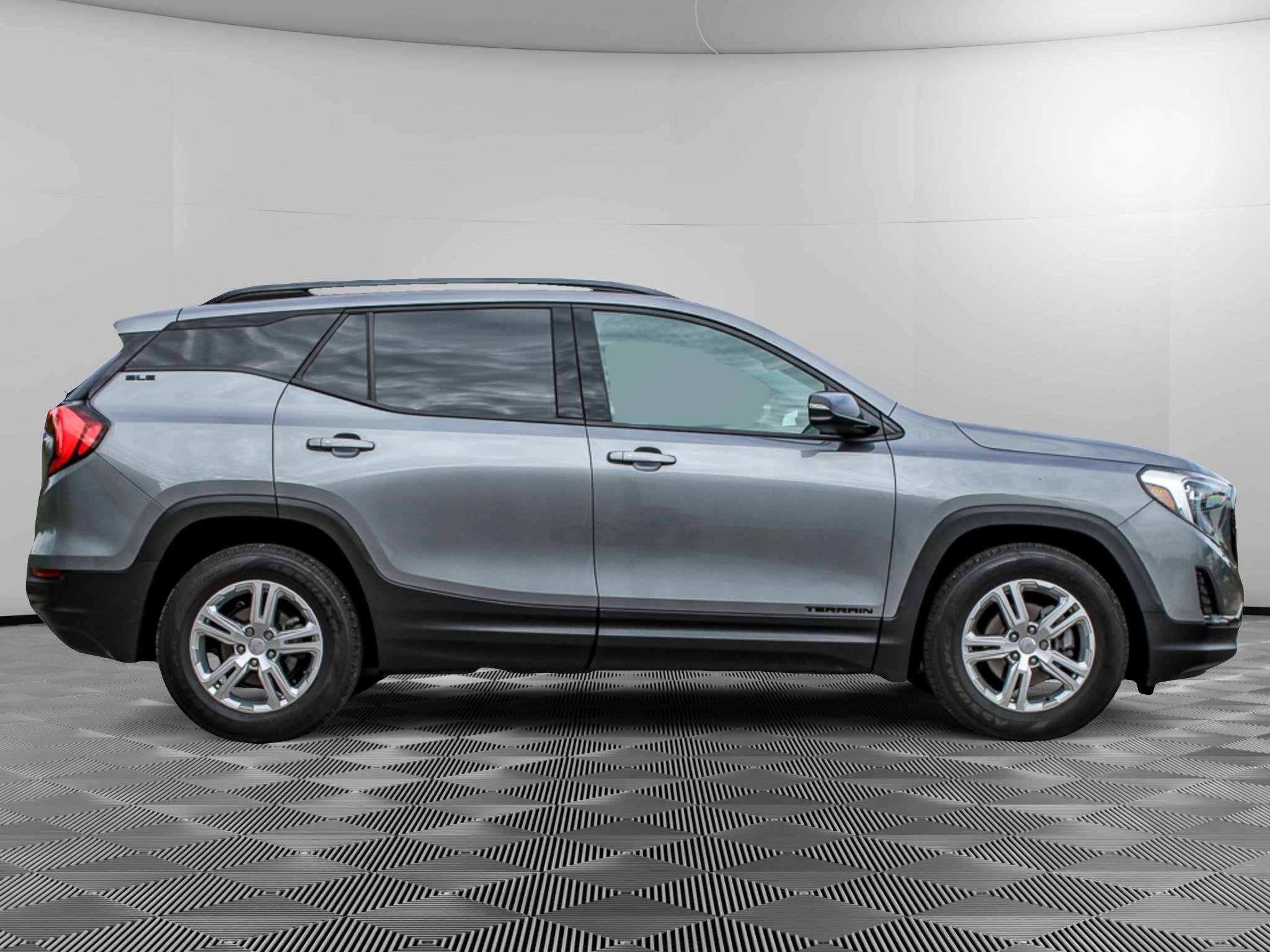 Used 2020 GMC Terrain SLE w/ Driver Convenience Package FWD image 2