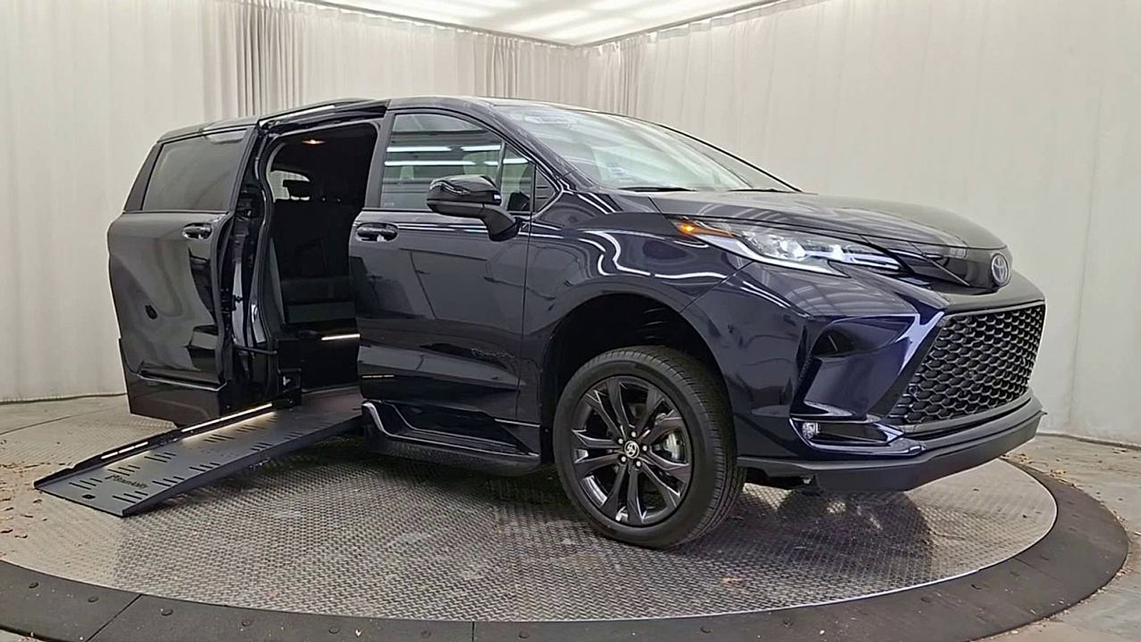 Used 2025 Toyota Sienna XSE image 2