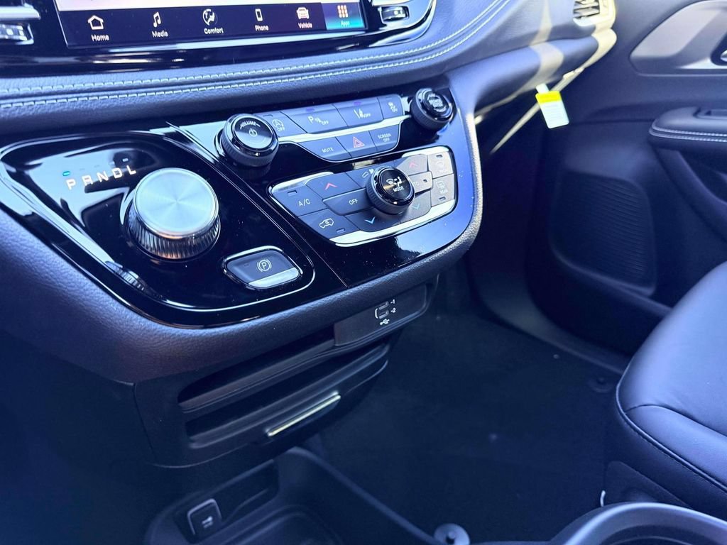 New 2026 Chrysler Pacifica Select AWD/4WD image 21