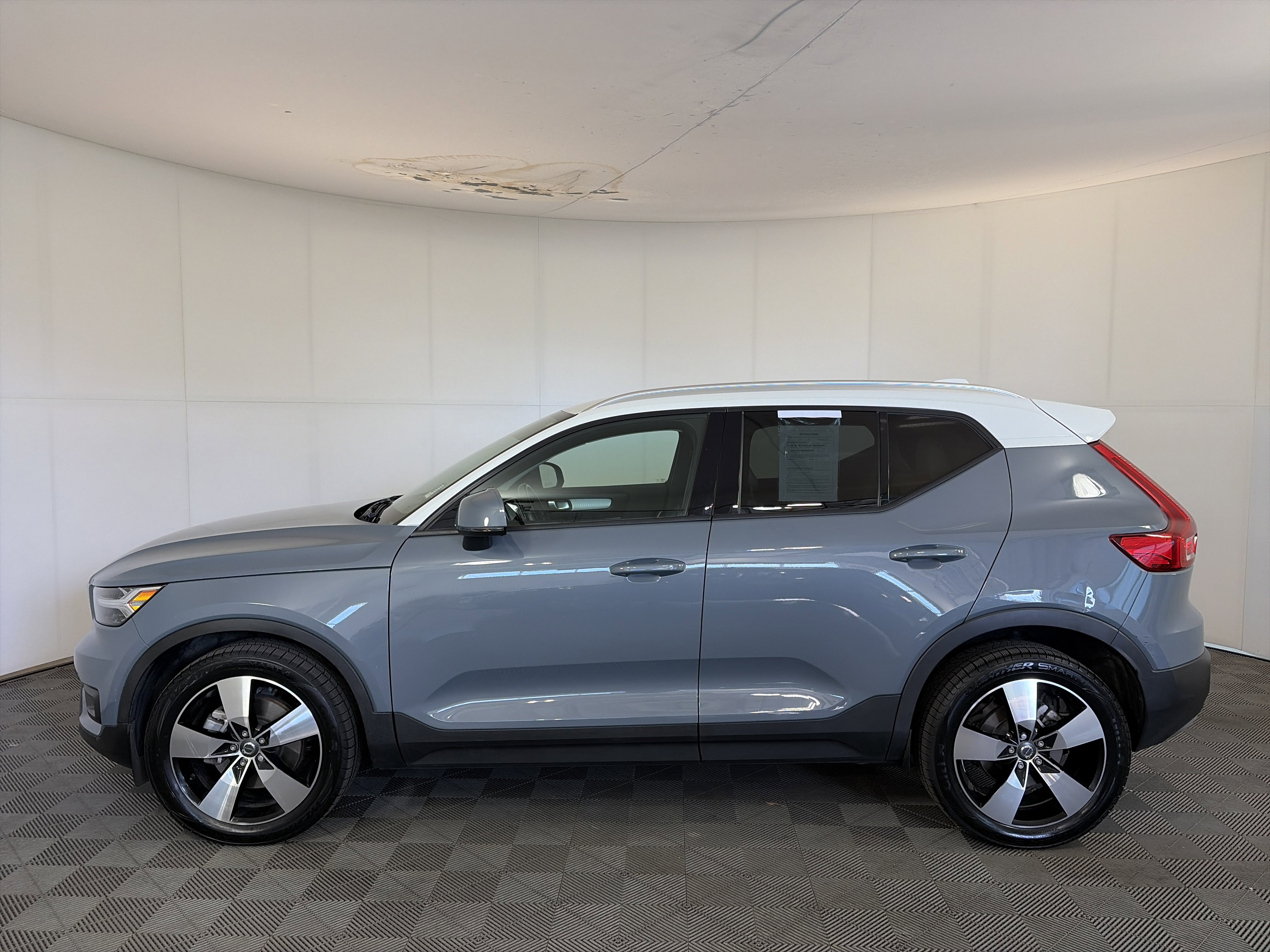 Used 2021 Volvo XC40 T5 Momentum w/ Premium Package image 8