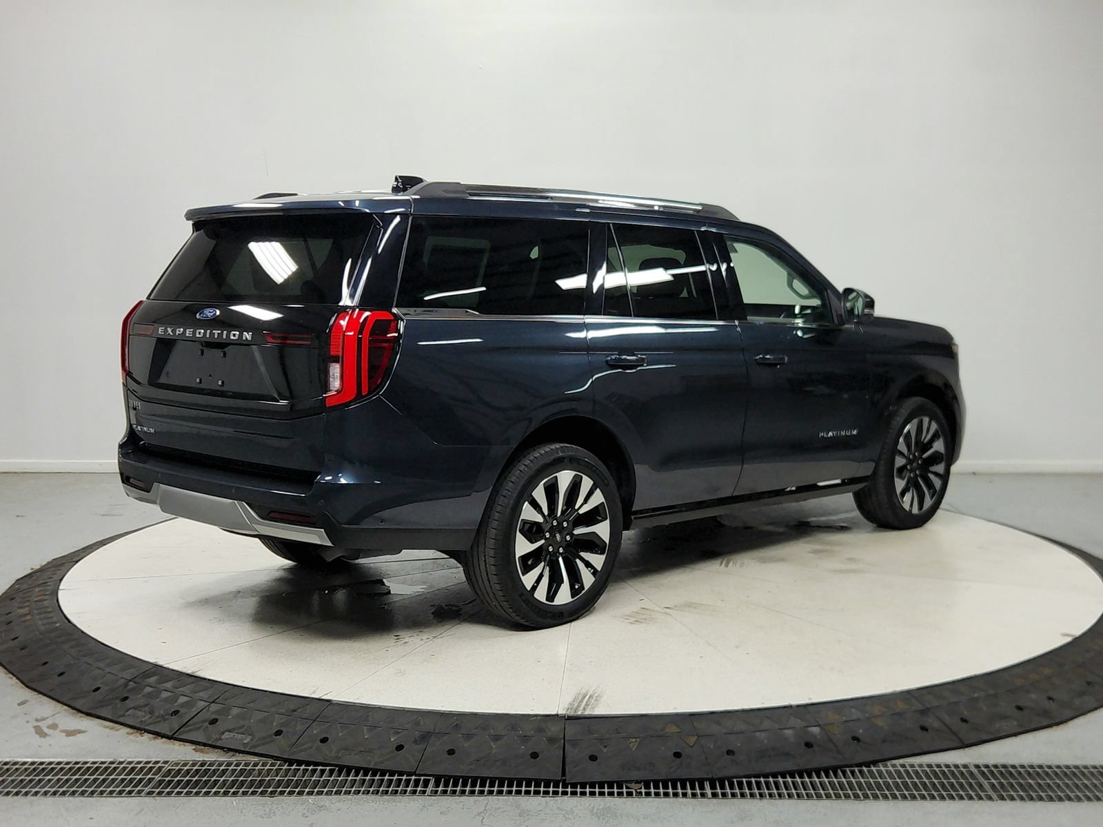 Used 2025 Ford Expedition Platinum w/ Driver's Package AWD/4WD image 8