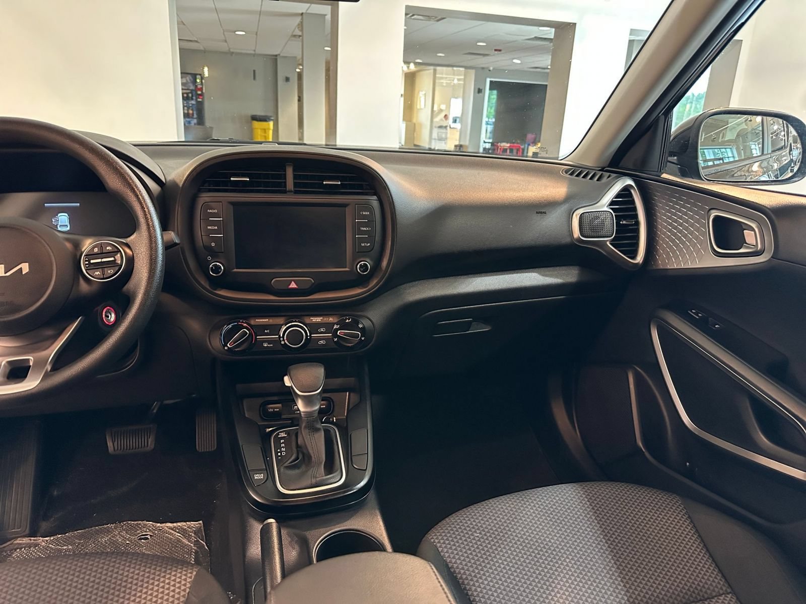 Used 2025 Kia Soul LX w/ LX Technology Package FWD image 35