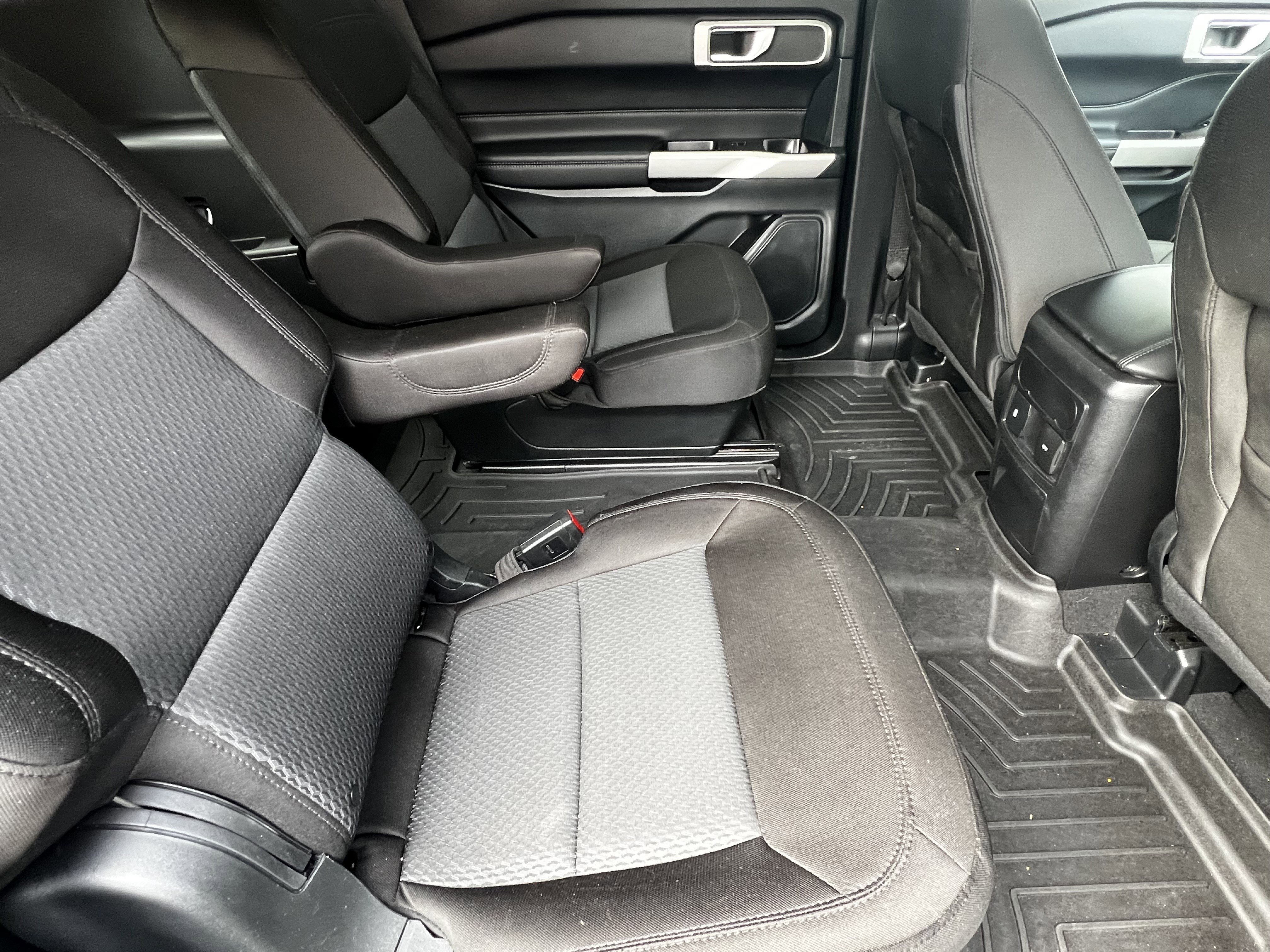 Used 2023 Ford Explorer XLT image 40