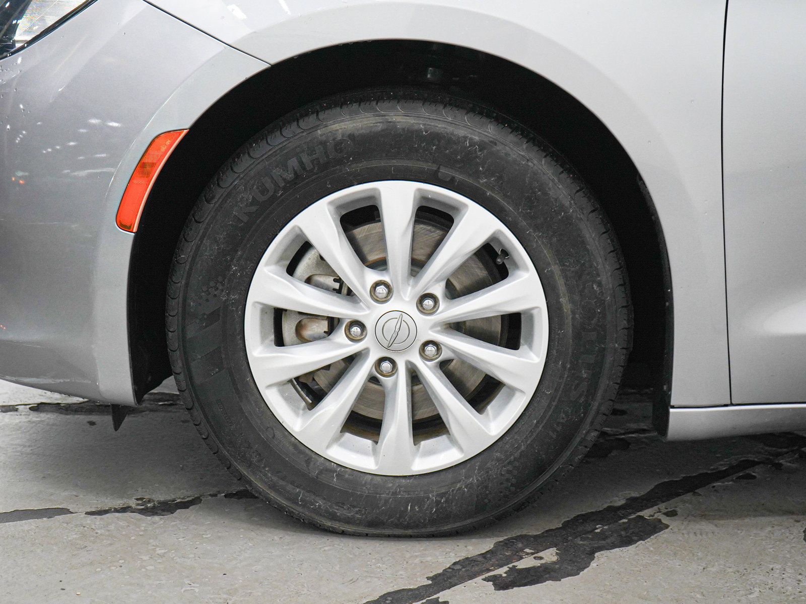 Used 2017 Chrysler Pacifica Touring w/ Tire & Wheel Group FWD image 29