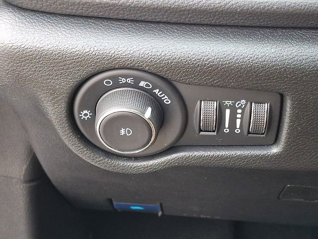 Used 2025 Chrysler Pacifica Limited image 25