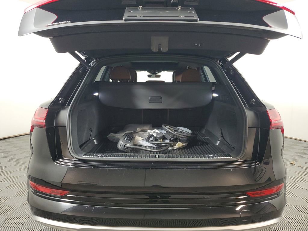 Used 2019 Audi e-tron Prestige w/ Prestige Package image 8