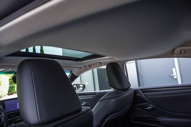 Certified 2025 Lexus ES 300h w/ Luxury Package FWD image 20