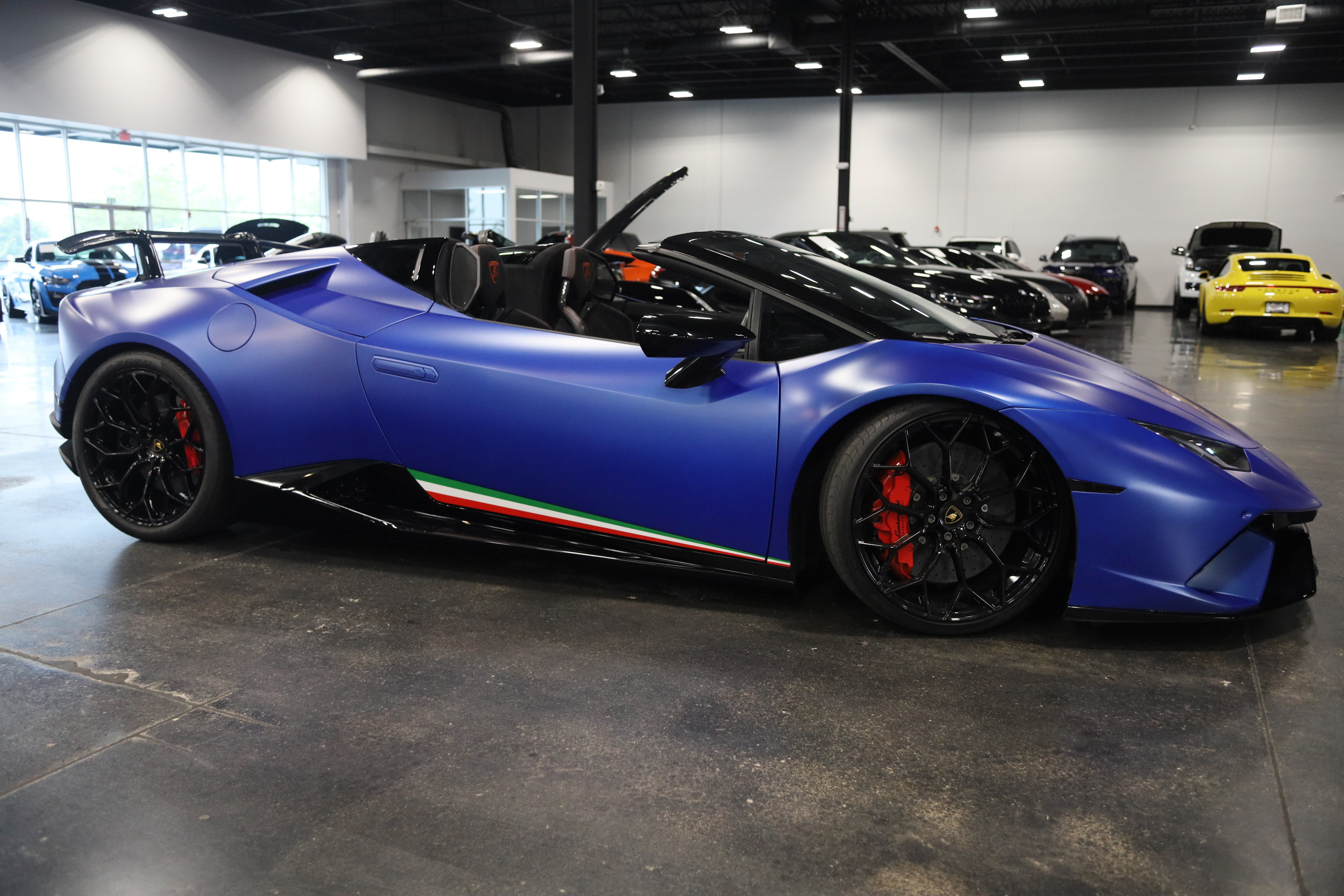Used 2019 Lamborghini Huracan Performante AWD/4WD image 7