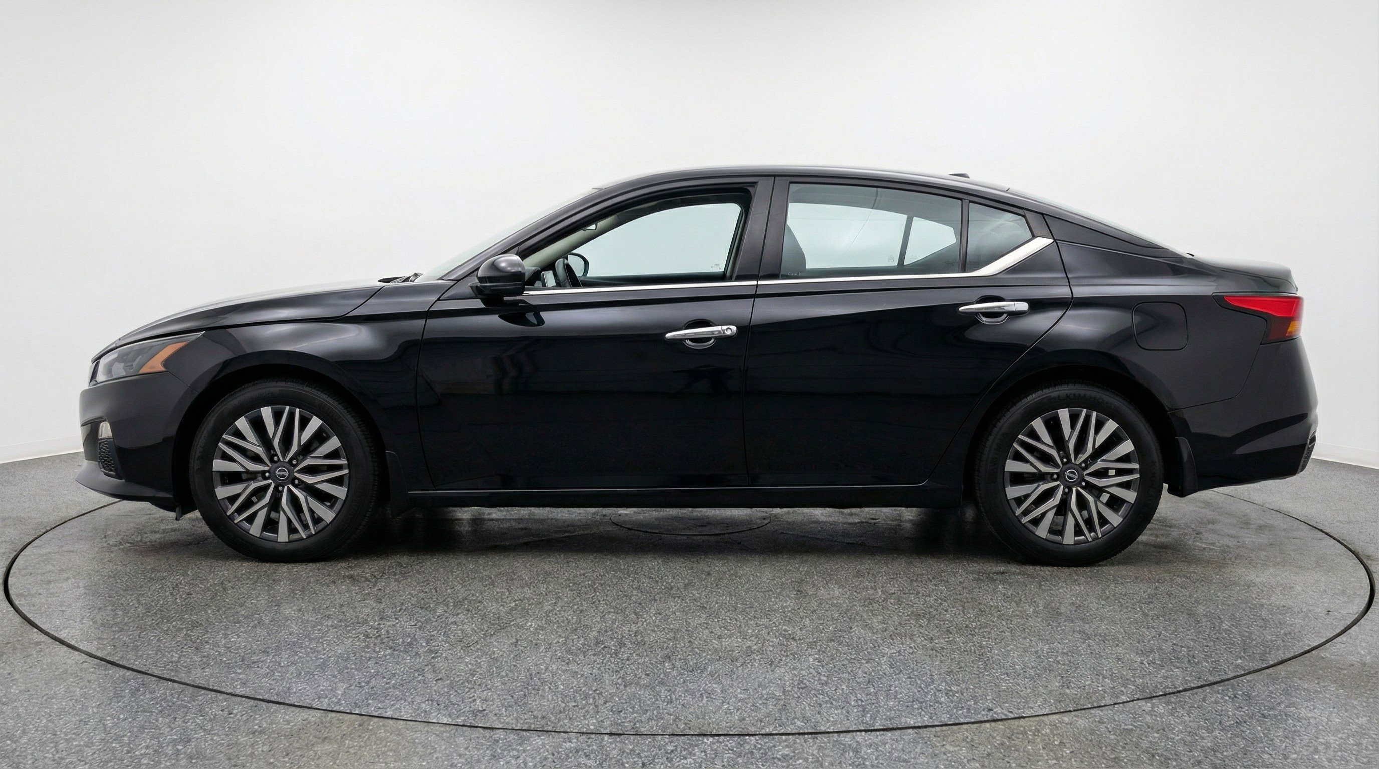 Used 2025 Nissan Altima 2.5 SV image 5