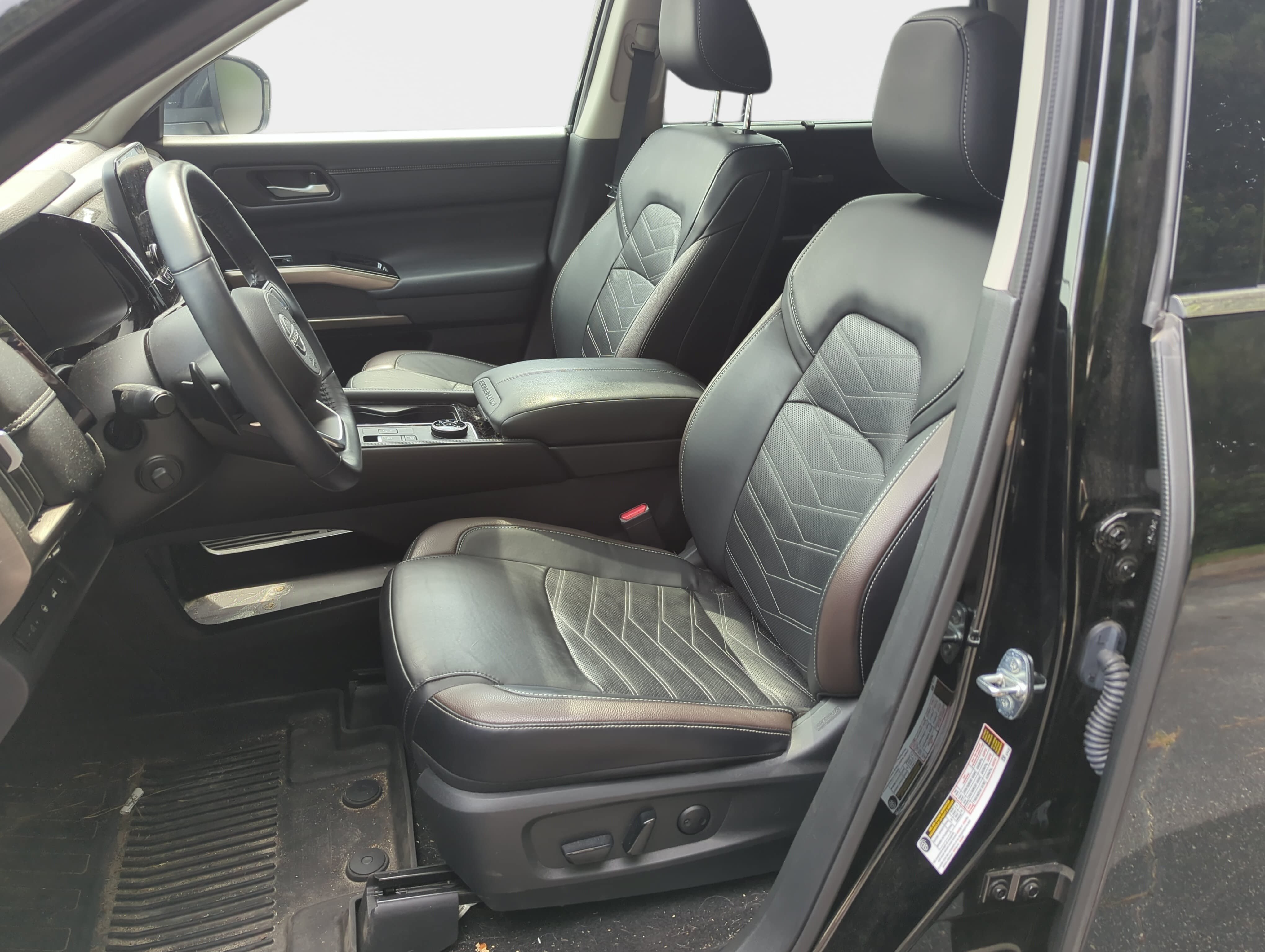 Used 2024 Nissan Pathfinder Platinum w/ Cargo Package AWD/4WD image 5