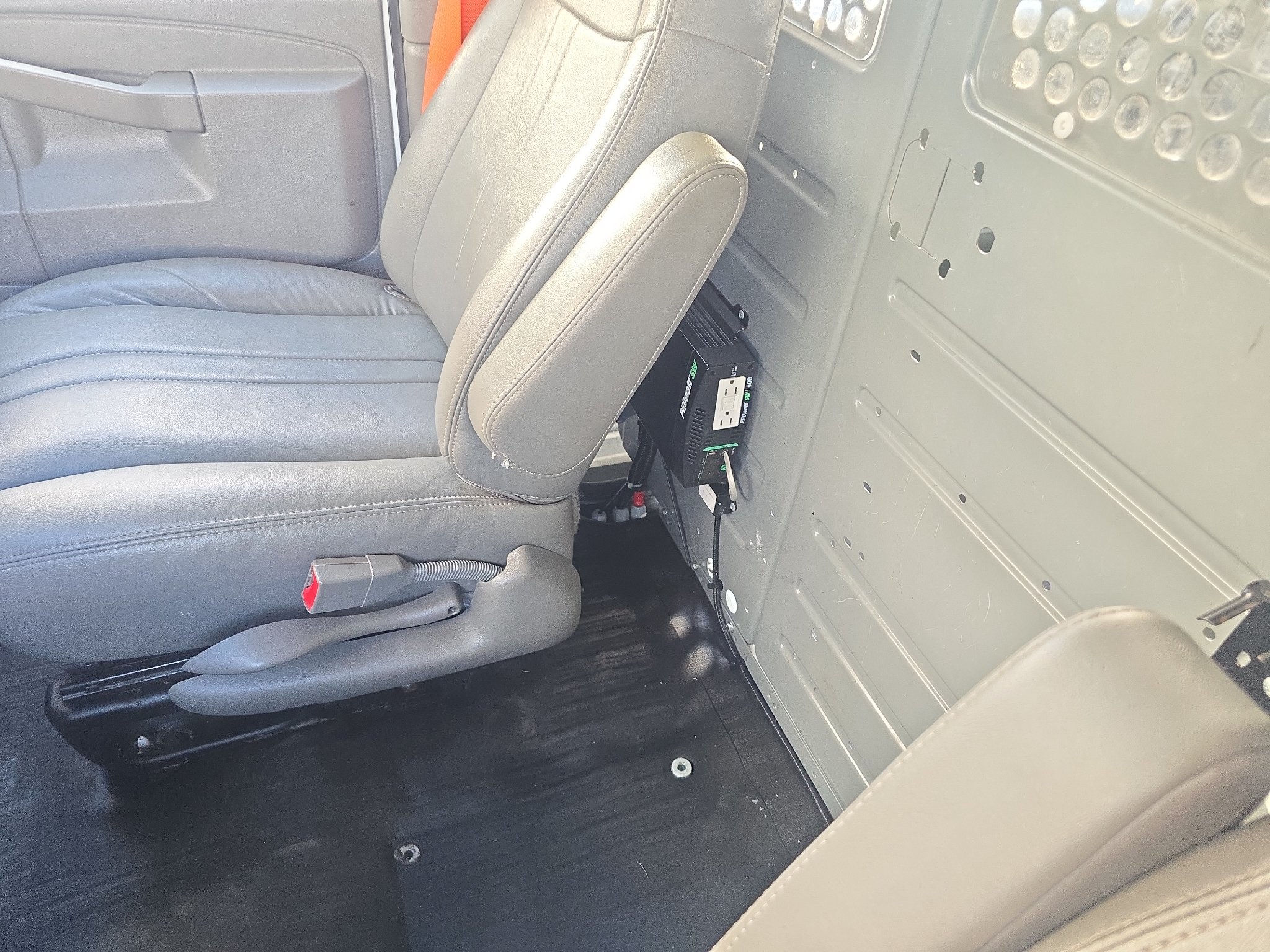 Used 2016 Chevrolet Express 2500 RWD image 29