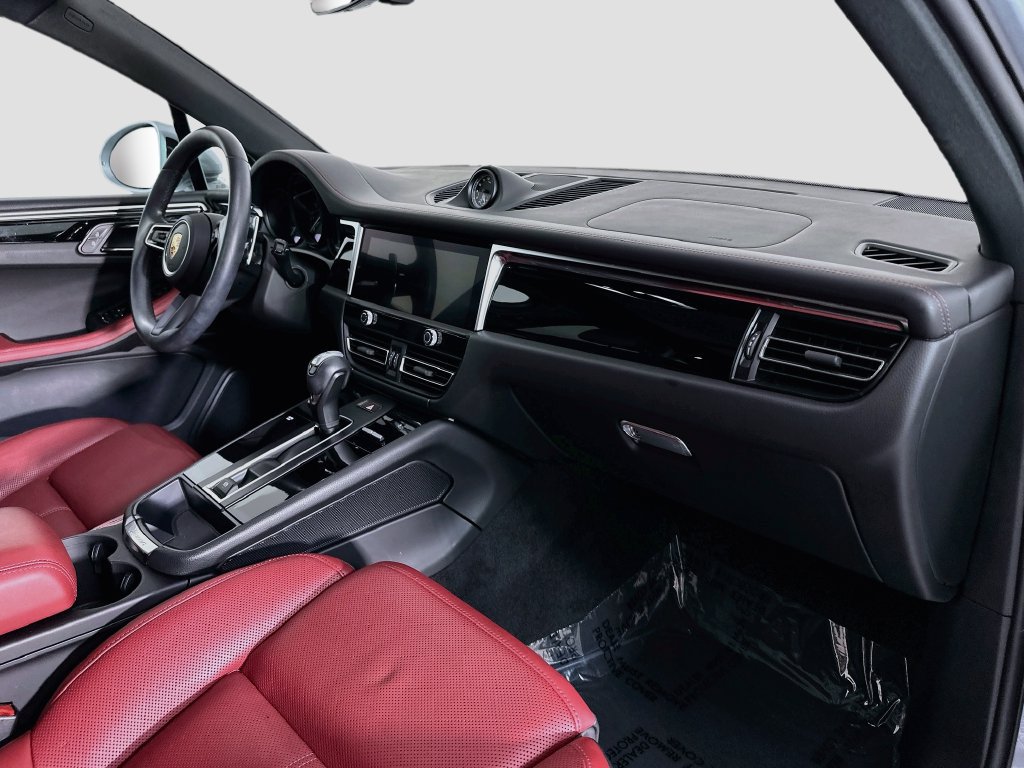 Certified 2024 Porsche Macan AWD/4WD image 31