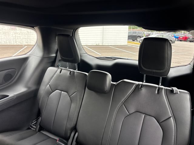 New 2027 Chrysler Pacifica Select AWD/4WD image 9