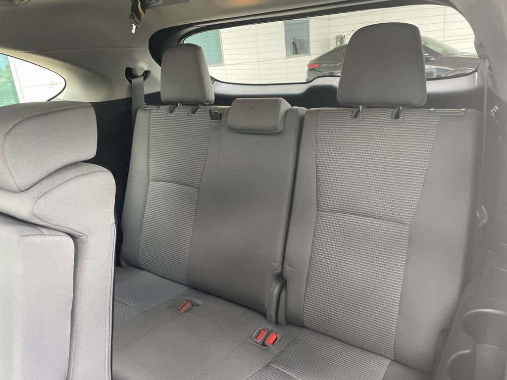 Used 2021 Toyota Highlander LE FWD image 11