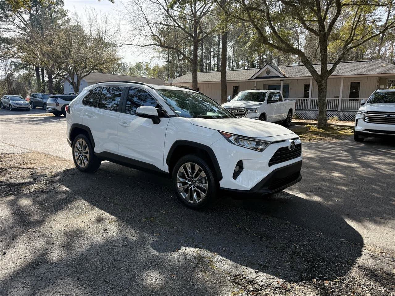 Used 2019 Toyota RAV4 XLE Premium image 3