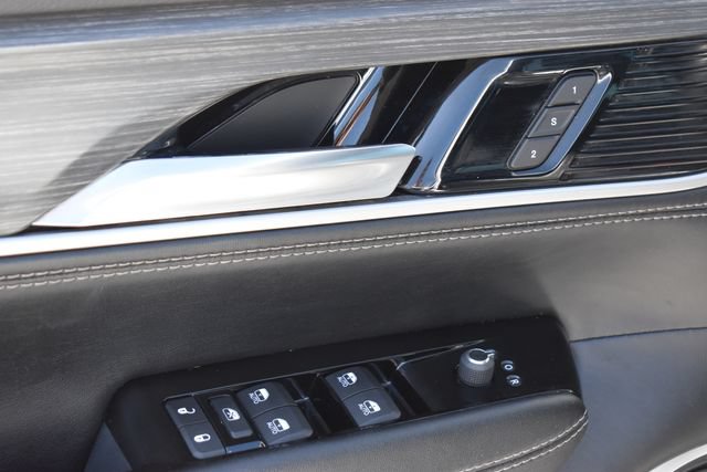 Used 2023 Jeep Wagoneer L Series II AWD/4WD image 12