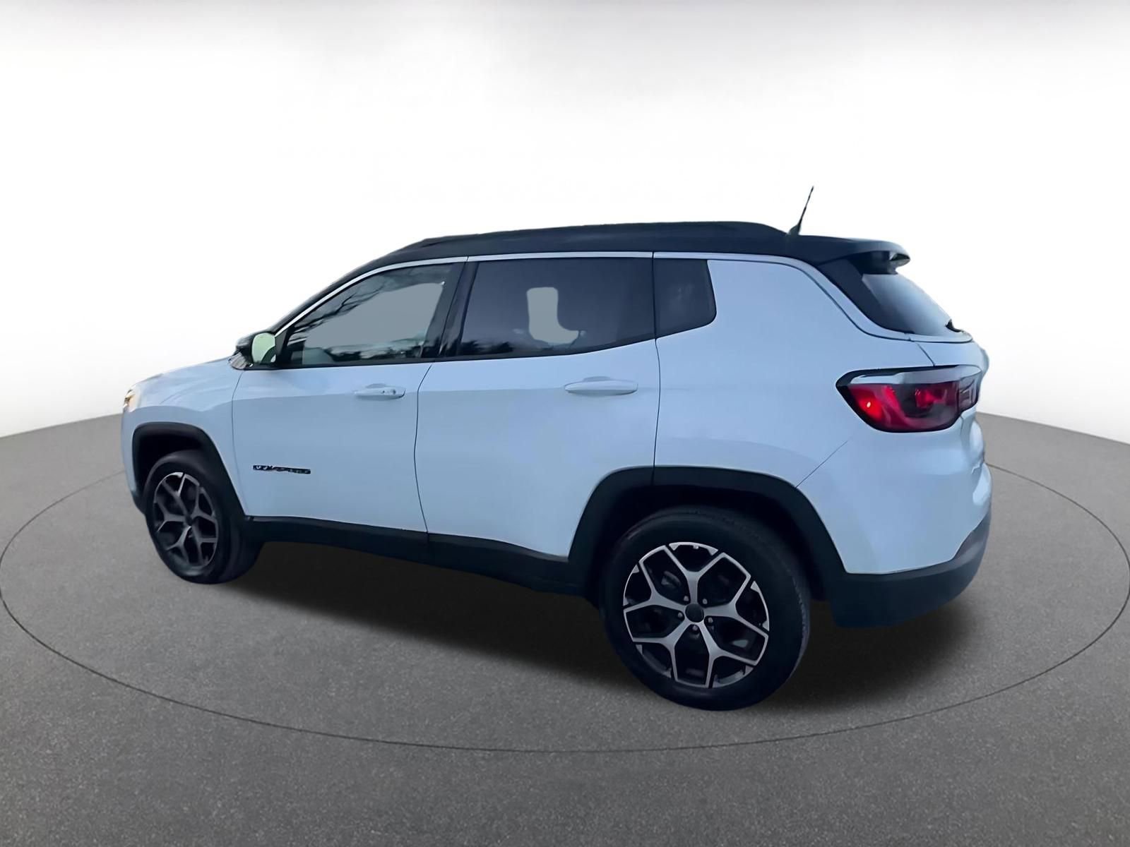 Used 2025 Jeep Compass Limited image 10