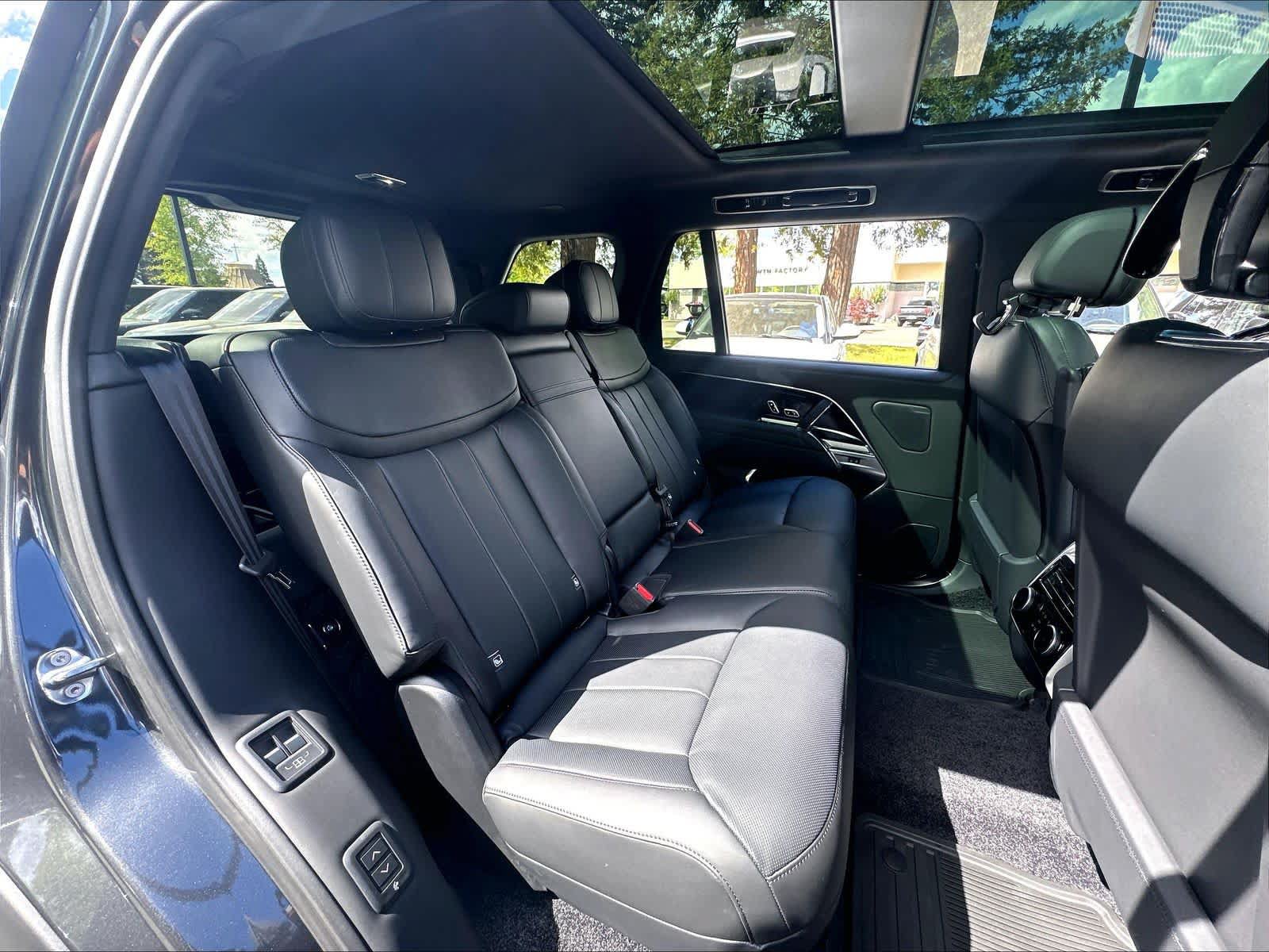 New 2026 Land Rover Range Rover Long Wheelbase SE AWD/4WD image 27