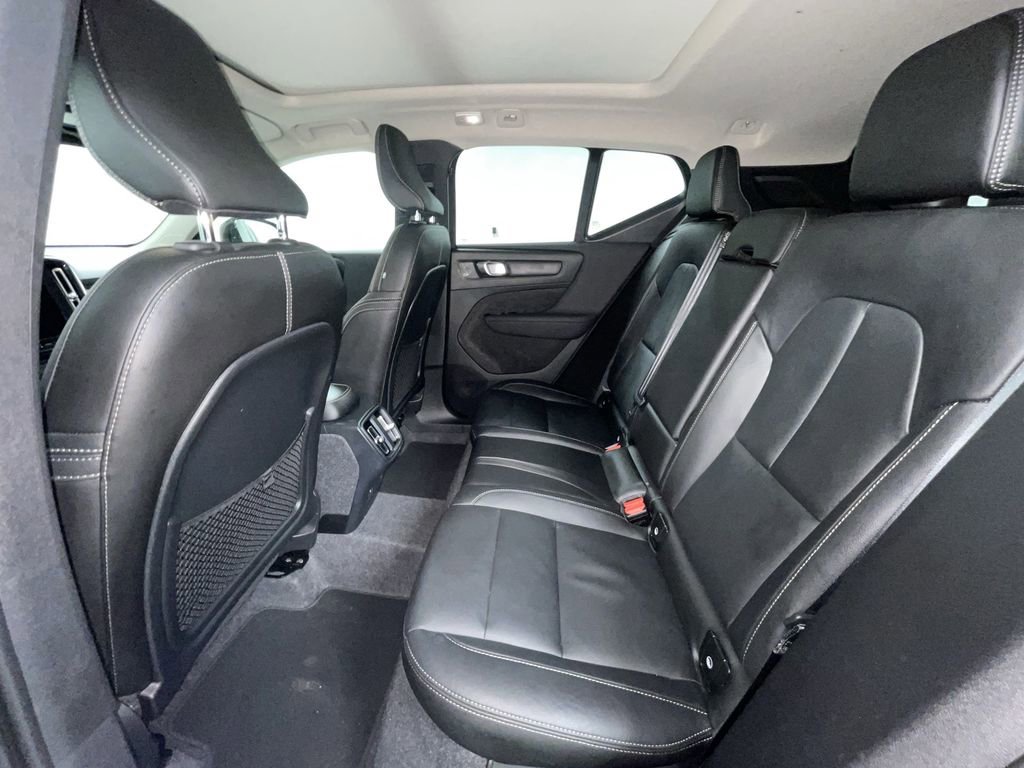 Used 2025 Volvo XC40 B5 Plus image 6