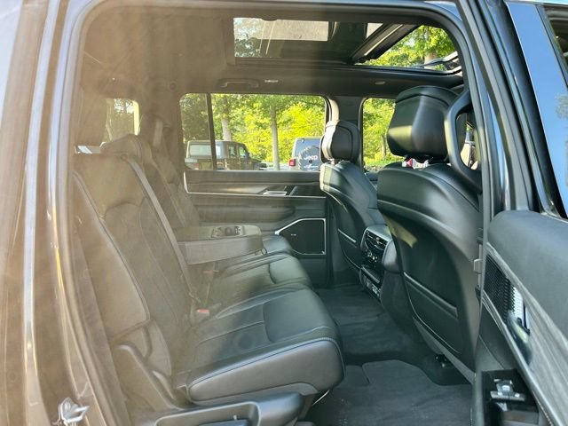 Used 2023 Jeep Wagoneer Series III w/ Premium Group I AWD/4WD image 31