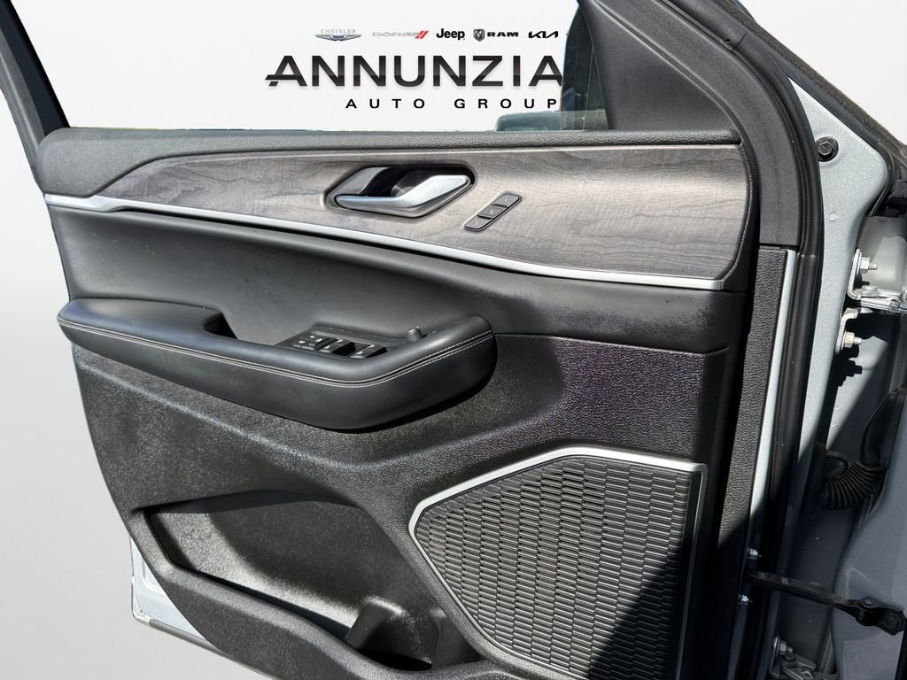 Certified 2022 Jeep Grand Cherokee L Limited w/ Black Appearance Package image 28