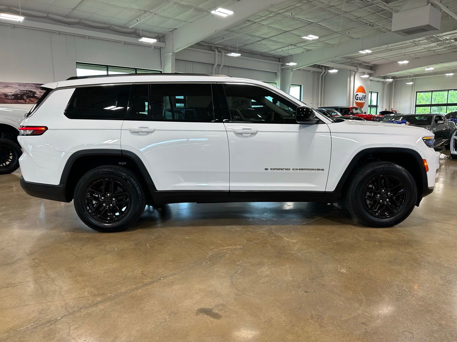 Used 2023 Jeep Grand Cherokee L Laredo AWD/4WD image 8