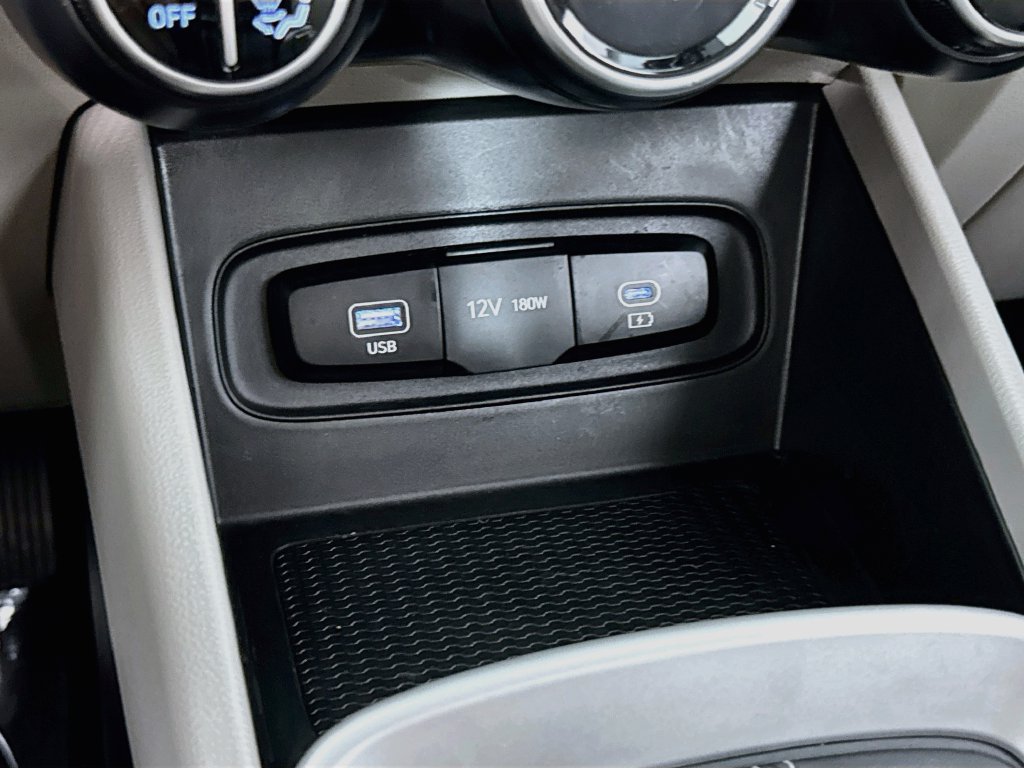 Used 2024 Hyundai Venue SEL FWD image 21