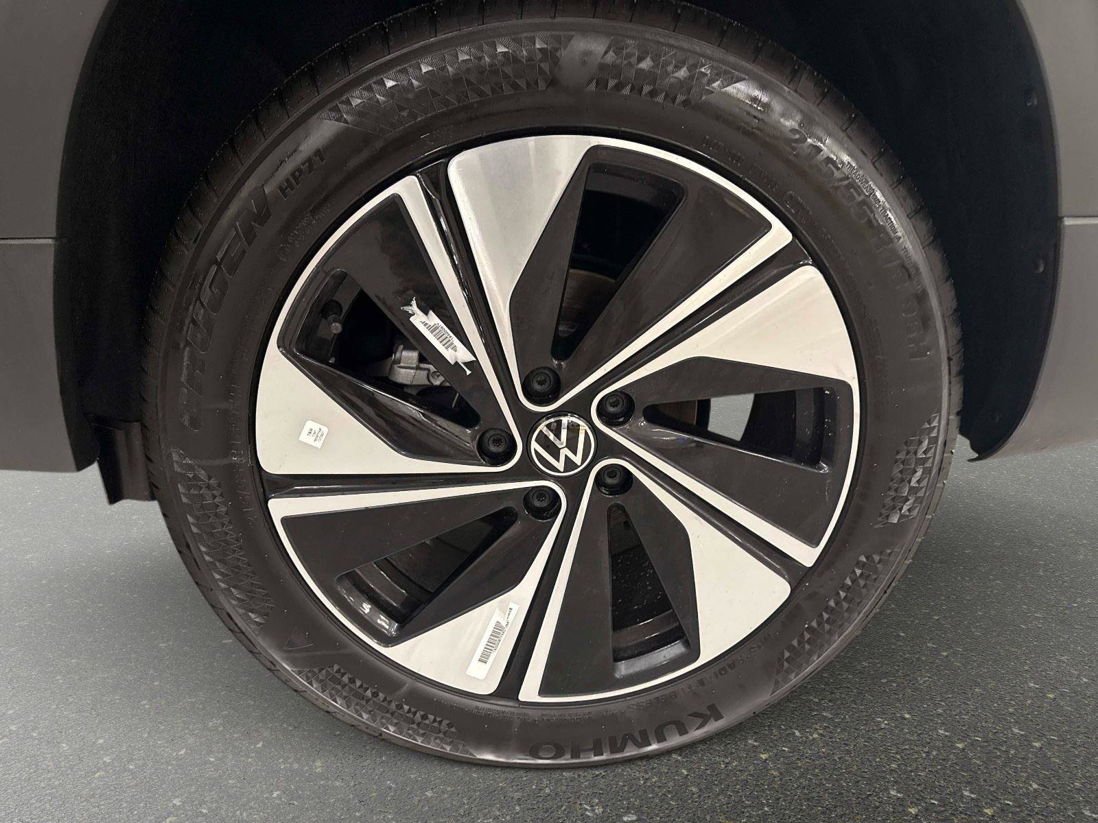 New 2026 Volkswagen Taos SE image 9