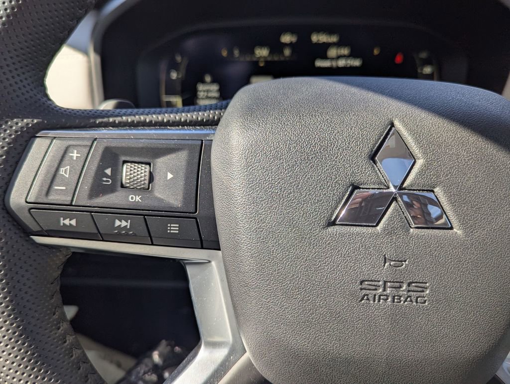 Used 2025 Mitsubishi Outlander AWD image 14