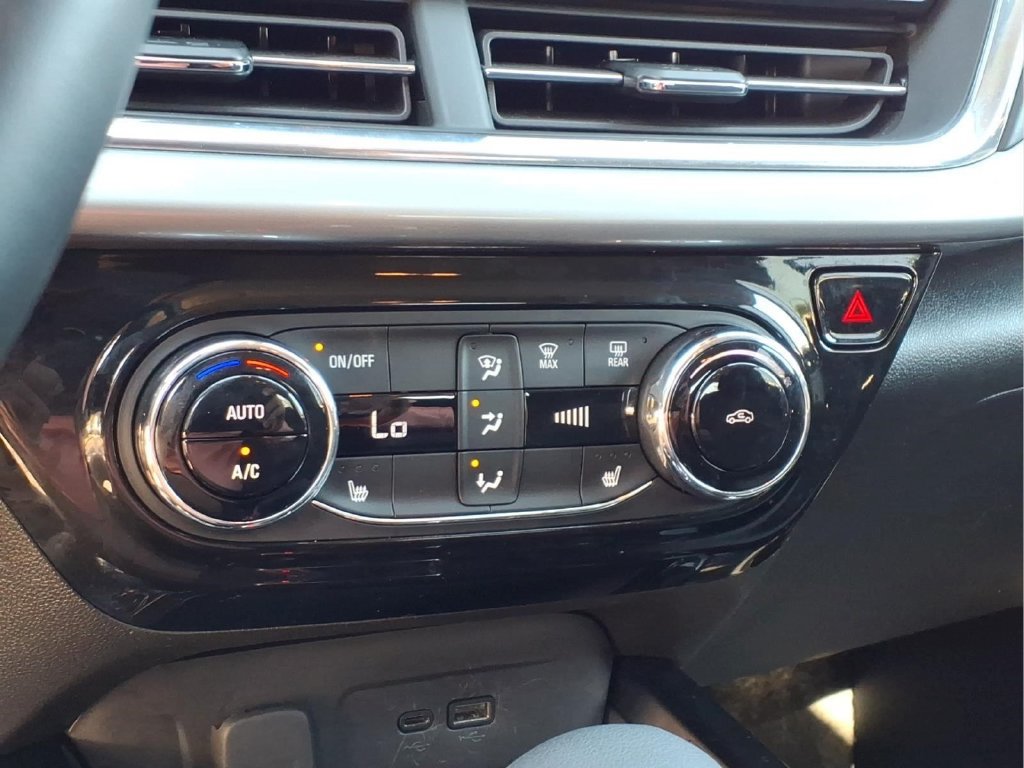 Certified 2025 Chevrolet Trax LT w/ LT Convenience Package FWD image 6