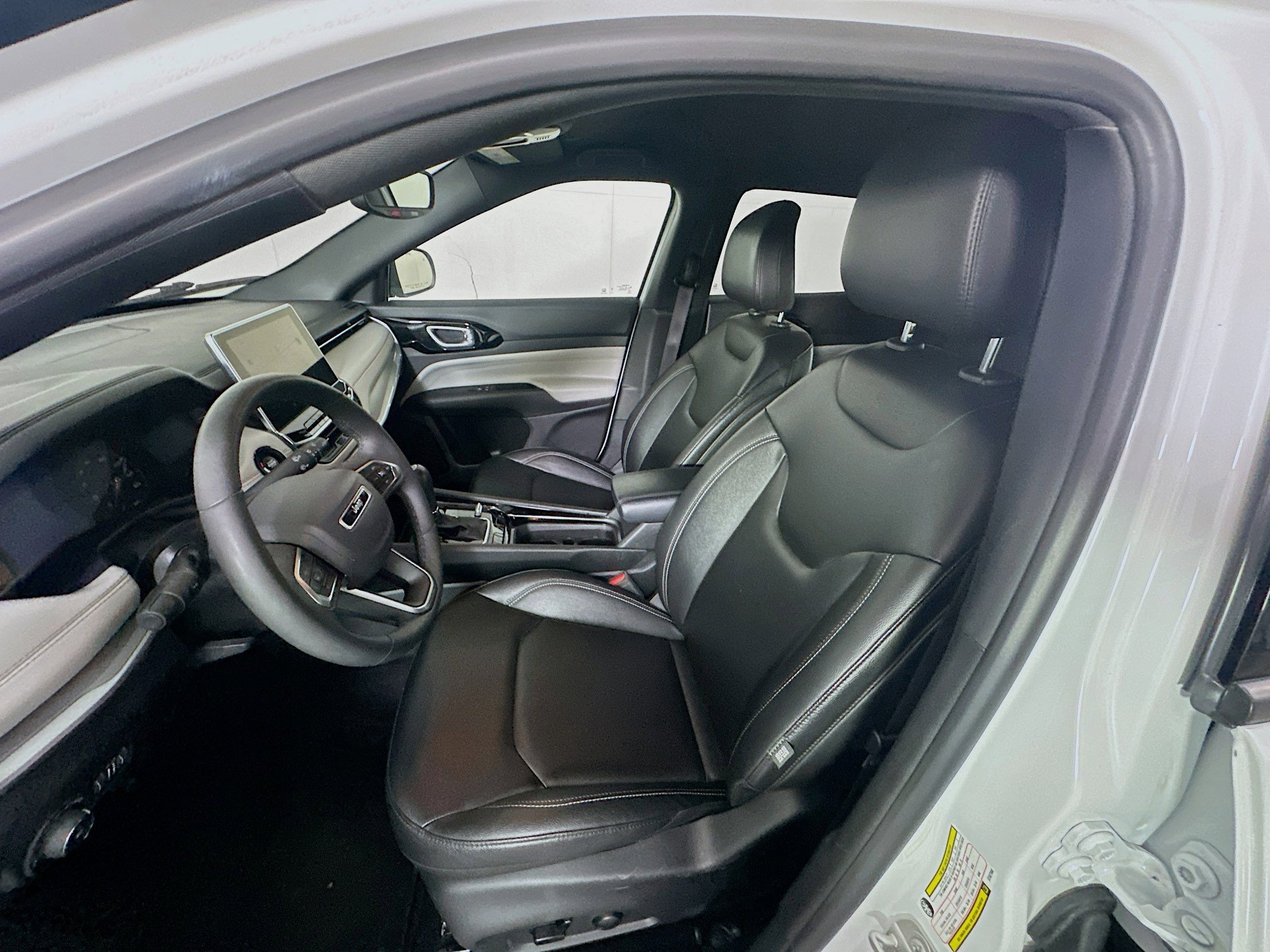 Used 2025 Jeep Compass Limited image 13