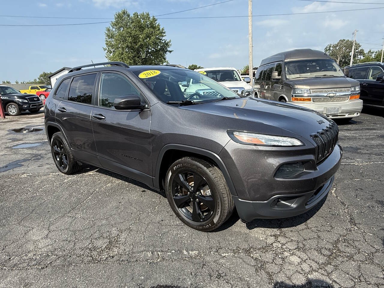 Used 2018 Jeep Cherokee Latitude w/ Altitude Package FWD image 7