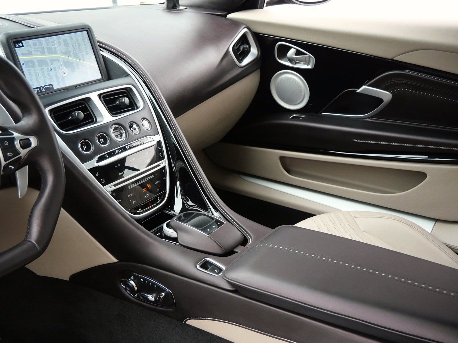 Used 2023 Aston Martin DB11 Coupe image 21