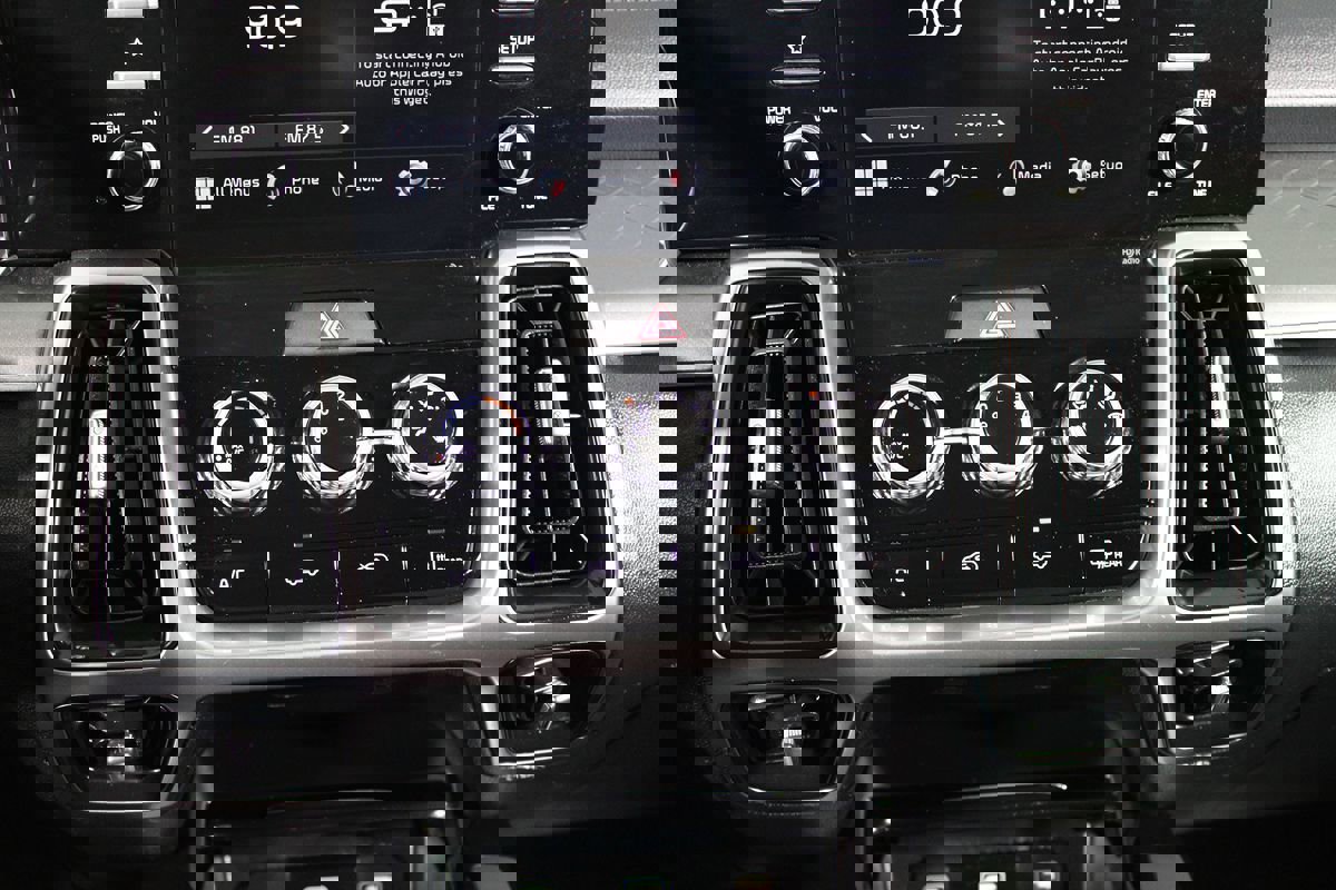 Used 2023 Kia Sorento LX image 8