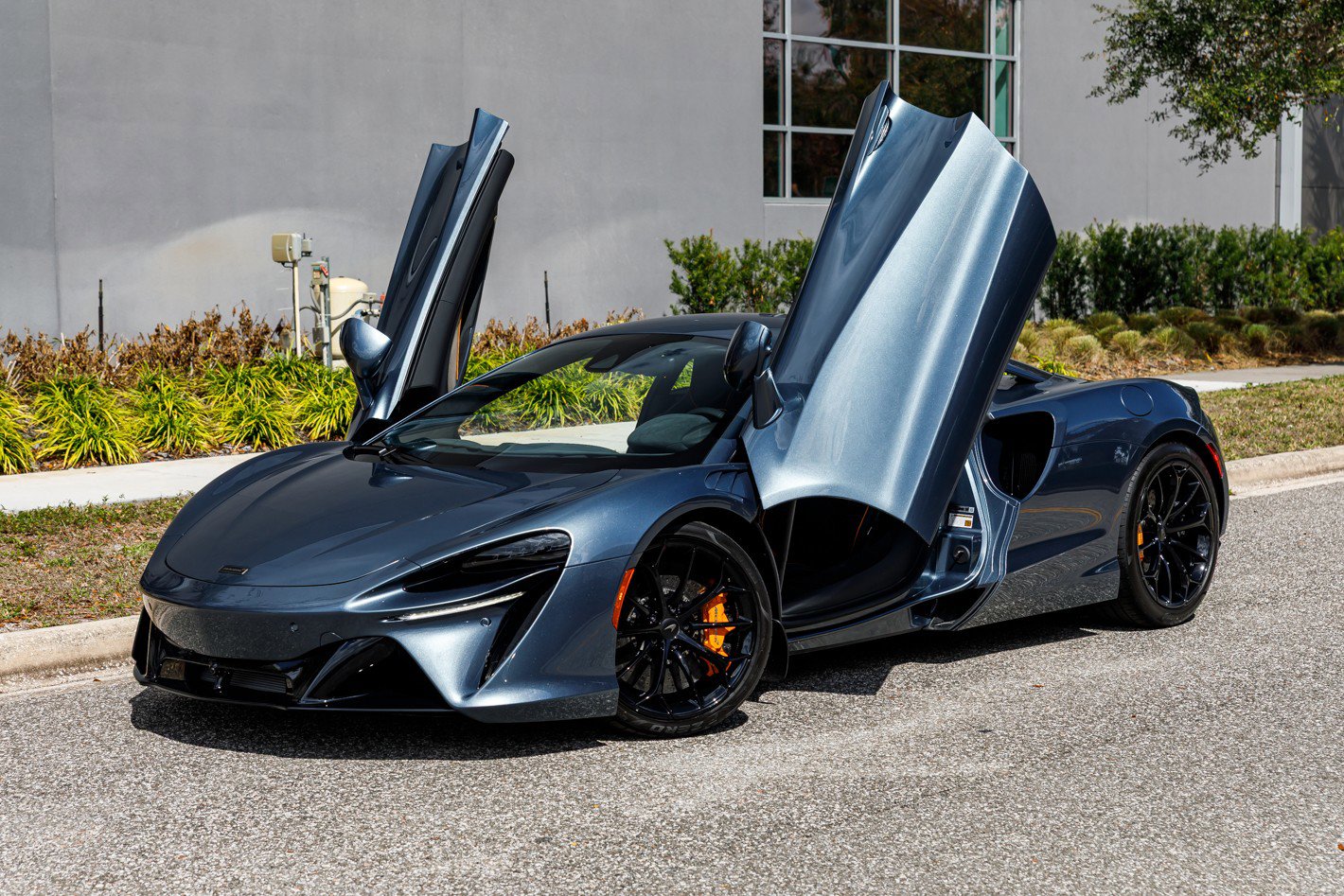 Used 2026 McLaren Artura RWD image 31