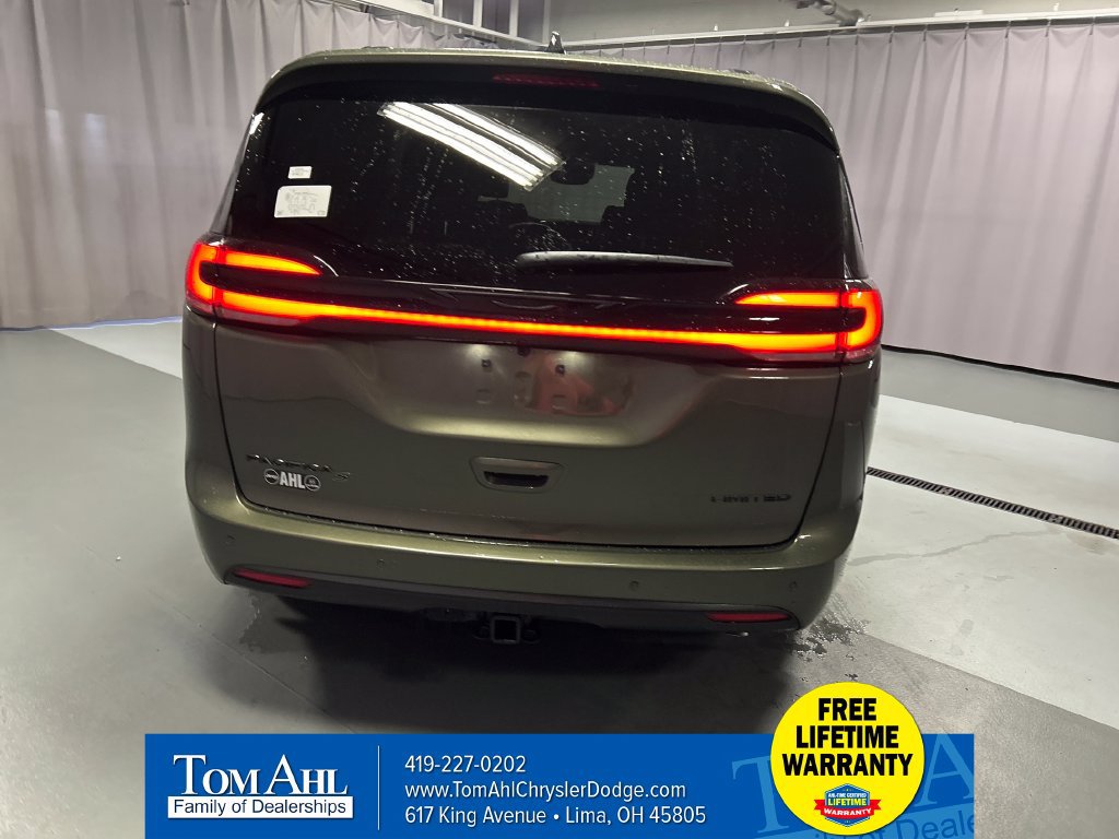 New 2027 Chrysler Pacifica Limited FWD image 6