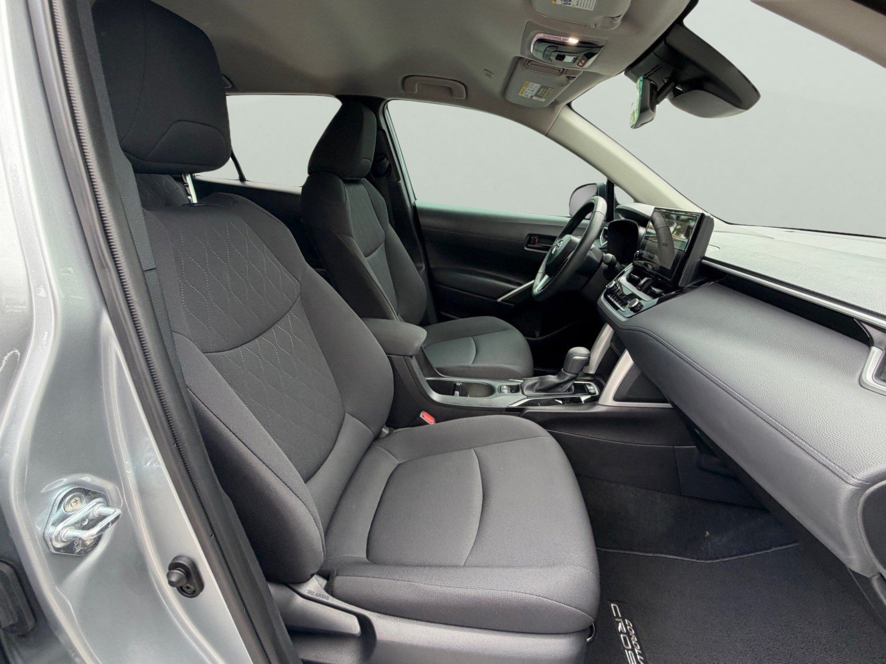 Used 2025 Toyota Corolla Cross LE FWD image 13