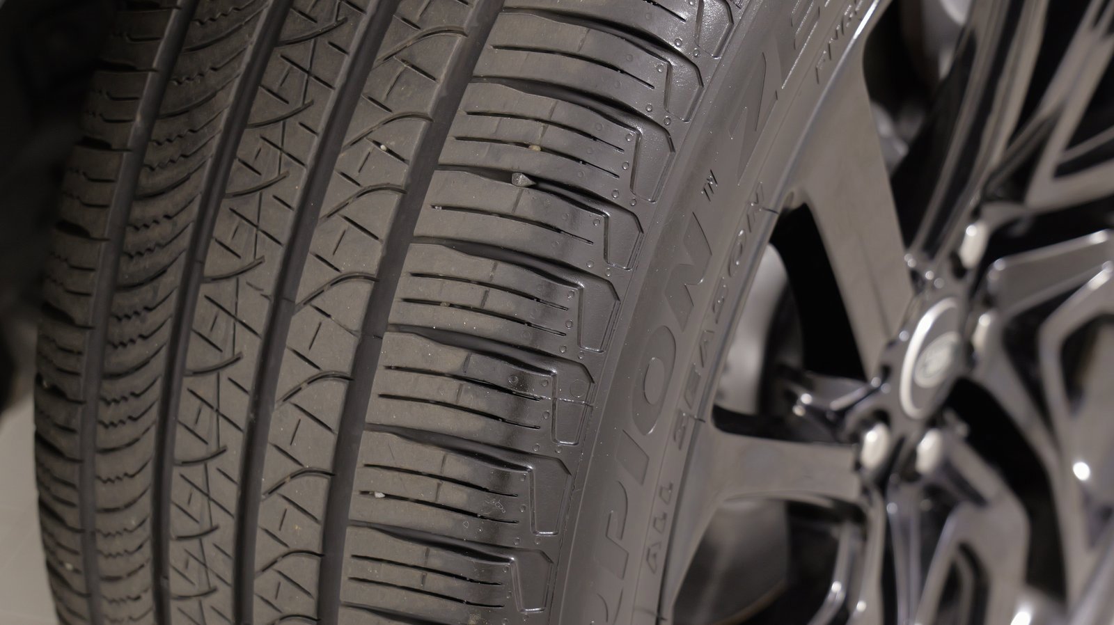 Used 2024 Land Rover Discovery S image 74