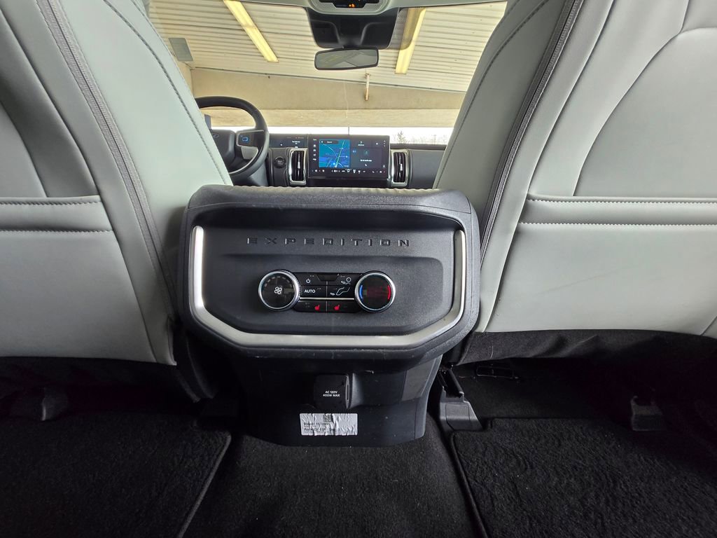 Used 2025 Ford Expedition Platinum image 25